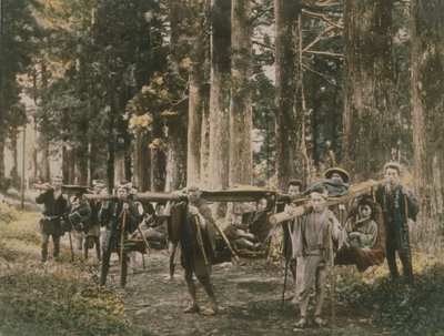 Japansk familie som bæres i kull, ca. 1880-tallet (håndfarget albumintrykk) av English Photographer